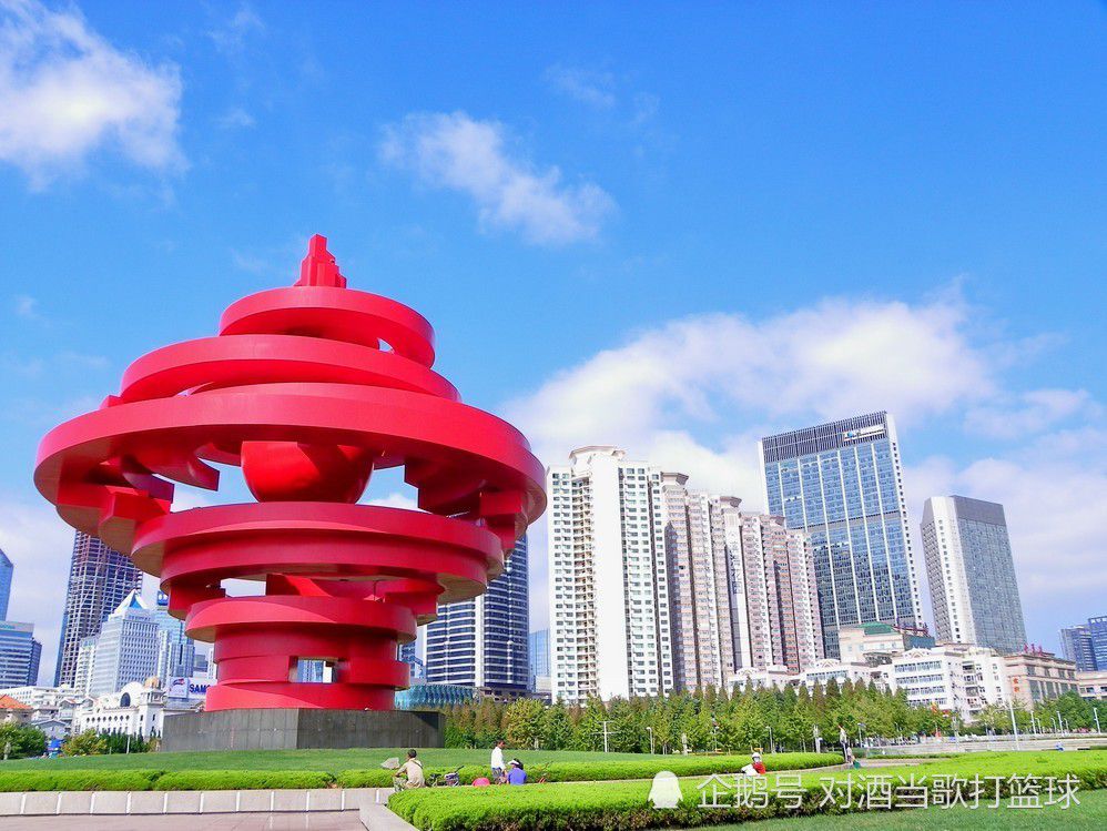 留言的全是各种赞叹迎合以及跪舔，惊叹她家的豪宅竟然如此奢华。